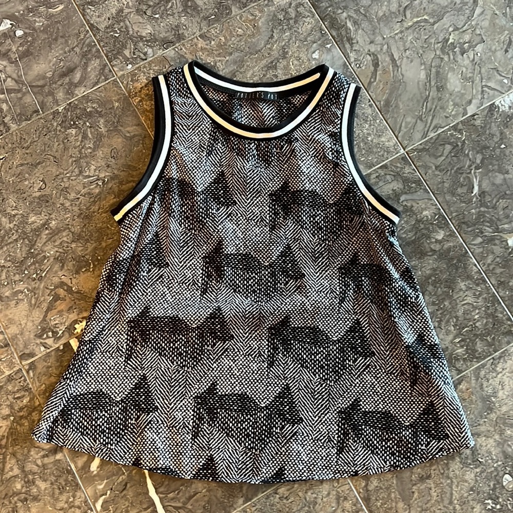 Cute black and white tank top with black and white thick sleeve and neckline